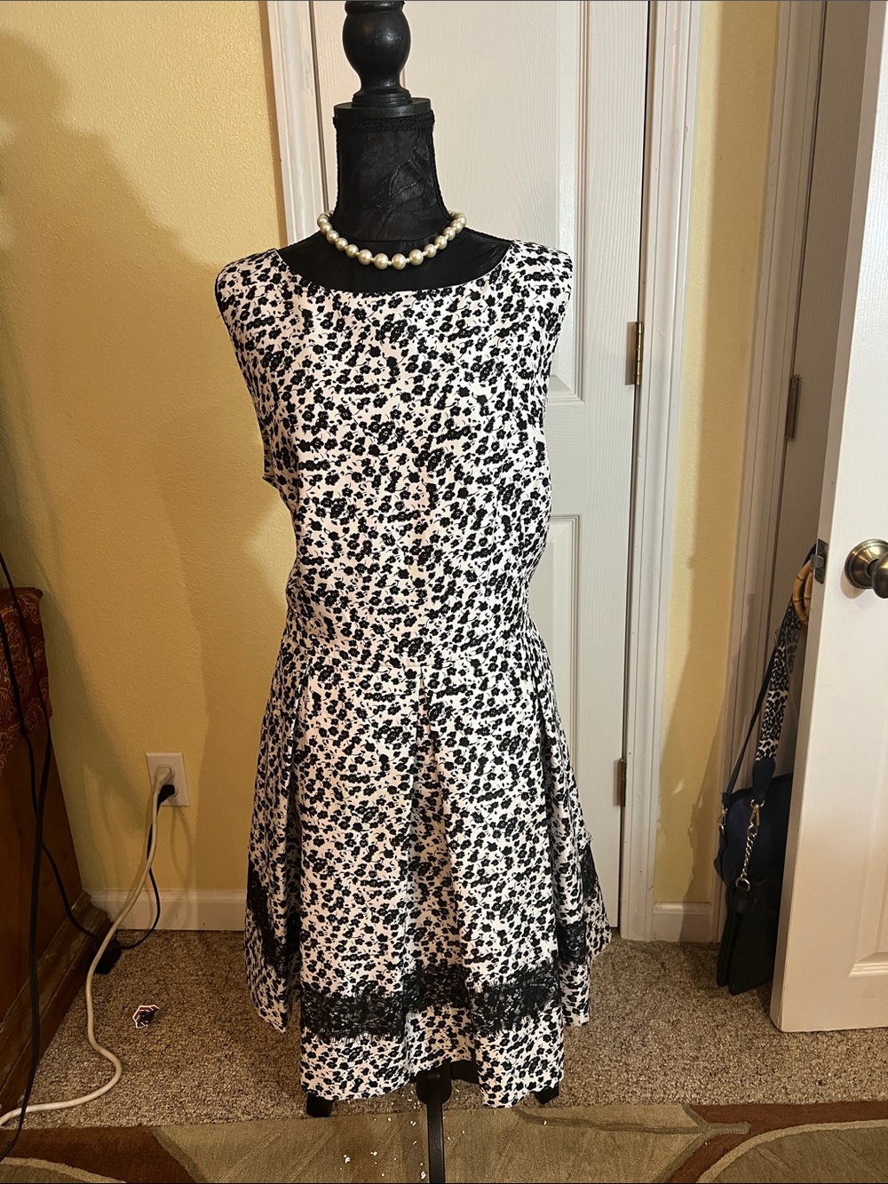 Sleeveless Black and White Printed Midi Dress